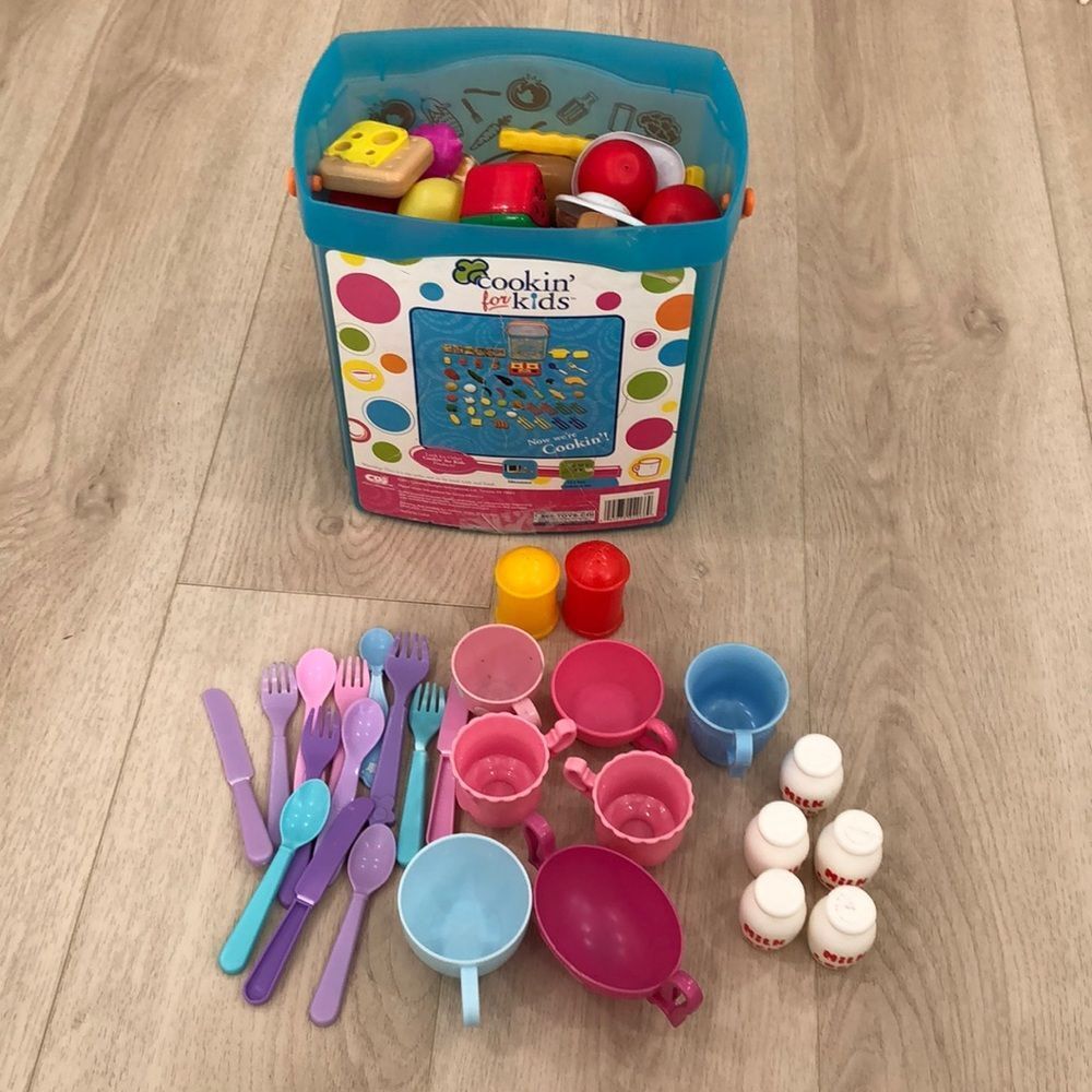 Food and kitchen toys